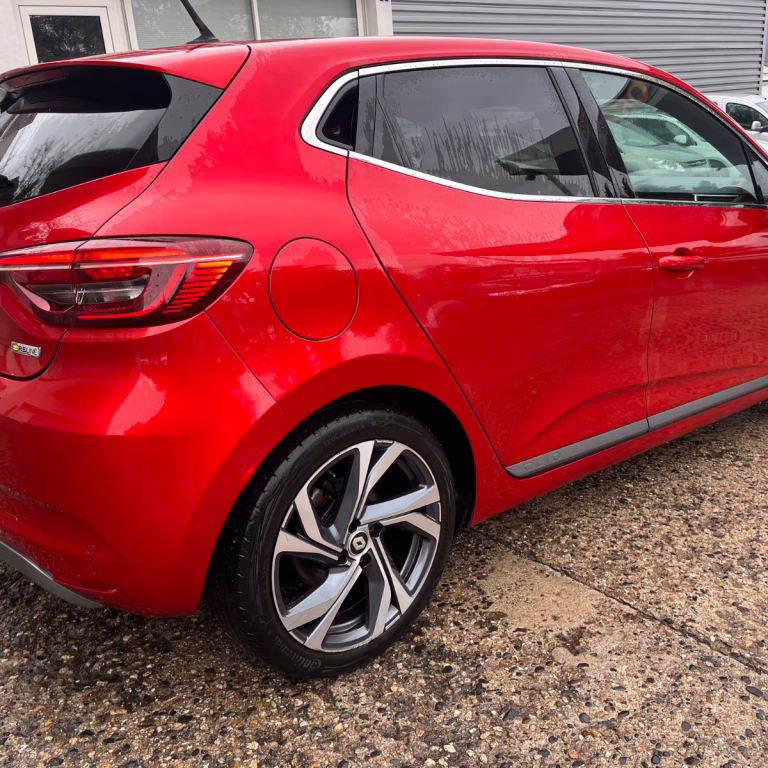 Renault Clio 5 RS Line rouge profil latéral – location voiture aéroport Oran, Alger, Tlemcen, Chlef