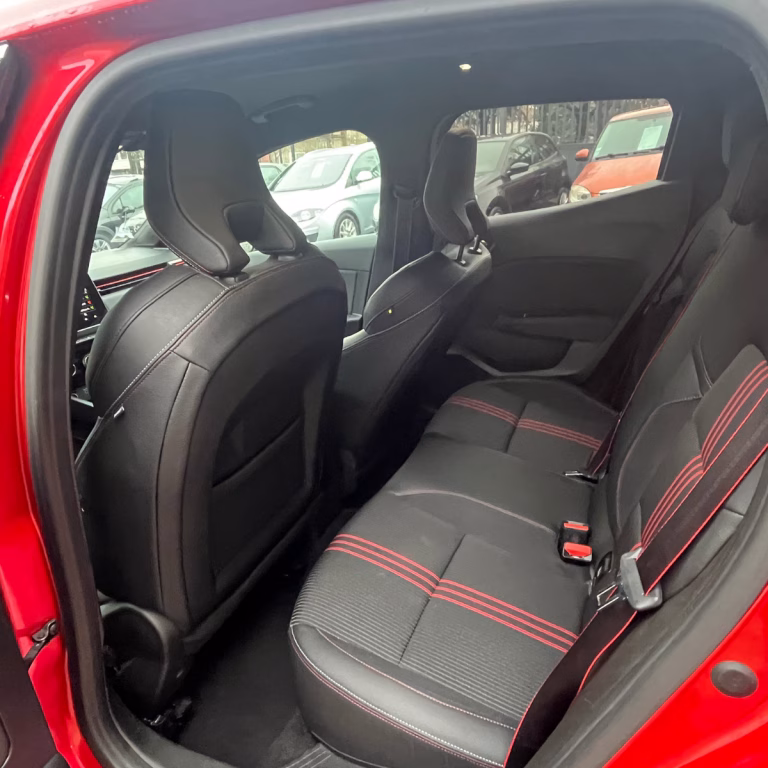 Banquette arrière Clio 5 RS Line rouge location voiture aéroport Algérie
