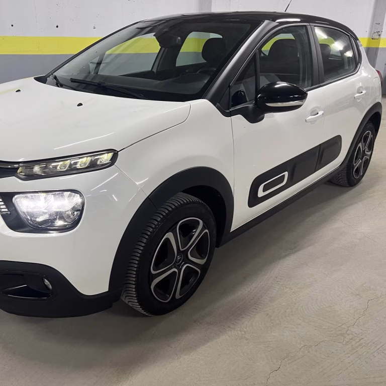 Arrière Citroën C3 blanche location depuis la France arrivée aéroport Algérie