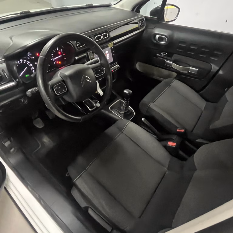 Intérieur volant Citroën C3 100cv – Location premium Algérie