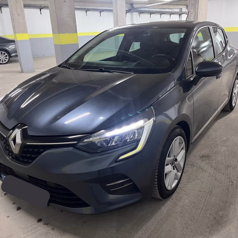 Clio 5 90ch grise de face. faible consommation d'essence pour longs trajets