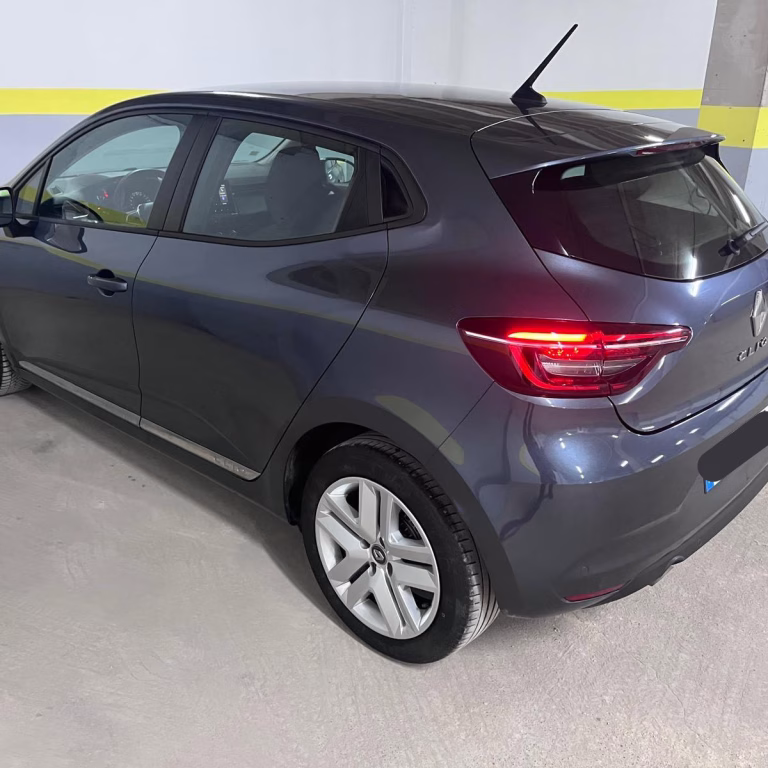 Vue arrière Clio Grise 2021 : prix sans surprise pour location à Chlef