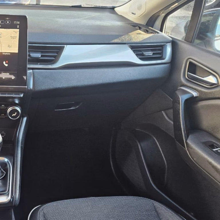 Vue de l'espace passager avant. Planche de bord du Captur Intense. Location Alger.