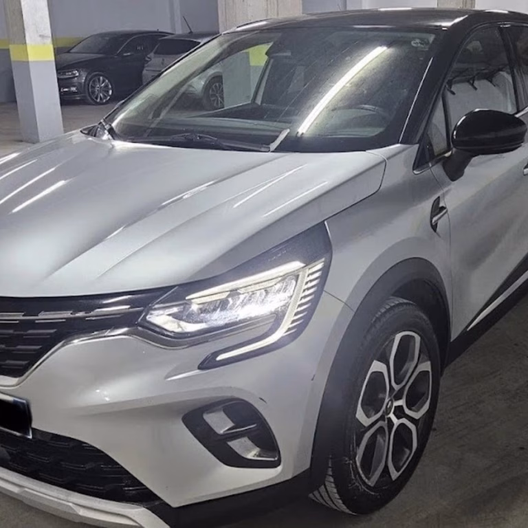 Vue 3/4 avant droite du Renault Captur Intense. Location fiable Oran.
