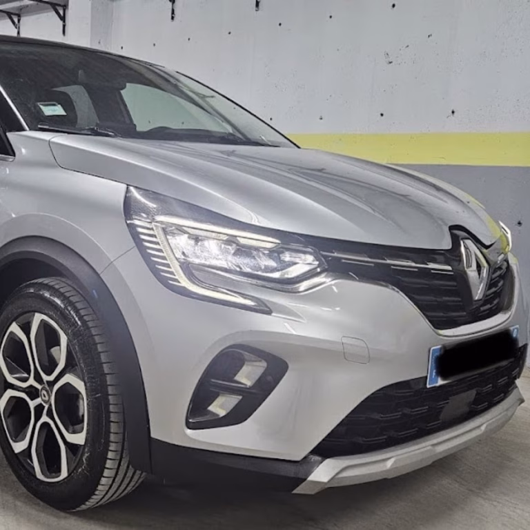 Vue dynamique avant du Renault Captur Intense Gris. Location de voiture Aéroport Alger.