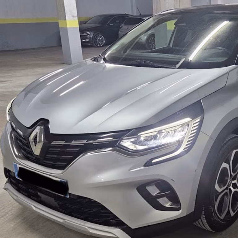 Détail de la calandre et du logo Renault sur le Captur Intense. Location Alger.