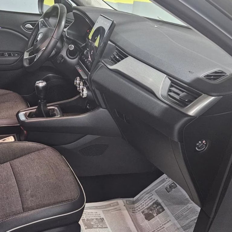 Contre-porte avant gauche du Captur Intense avec finition chromée et rangements. Location Chlef.