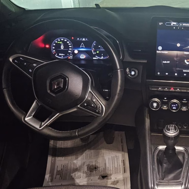 Volant cuir multifonction du Renault Captur Intense. Commandes de régulateur. Location Oran.