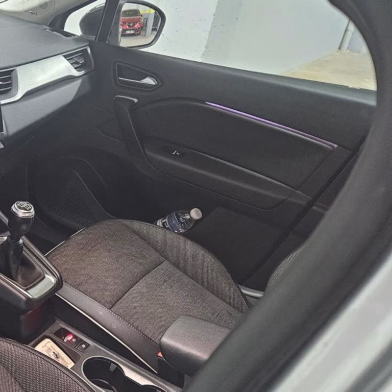 Location Captur Intense aux Aéroports d’Algérie _ Réservez en Ligne - l'intérieur du véhciule - Hani location des voitures