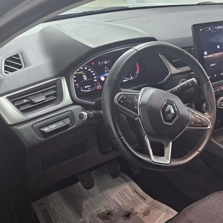 Gros plan sur le siège conducteur, appui-tête et réglages. Ergonomie Captur Intense. Location Tlemcen.