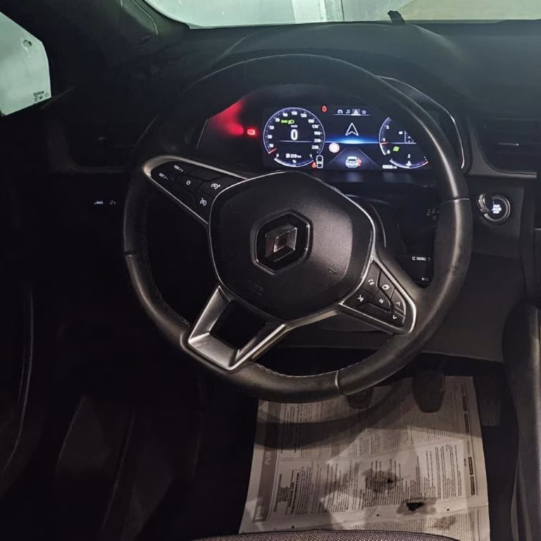 Poste de conduite et tableau de bord numérique du Captur Intense. Location Aéroport Alger.