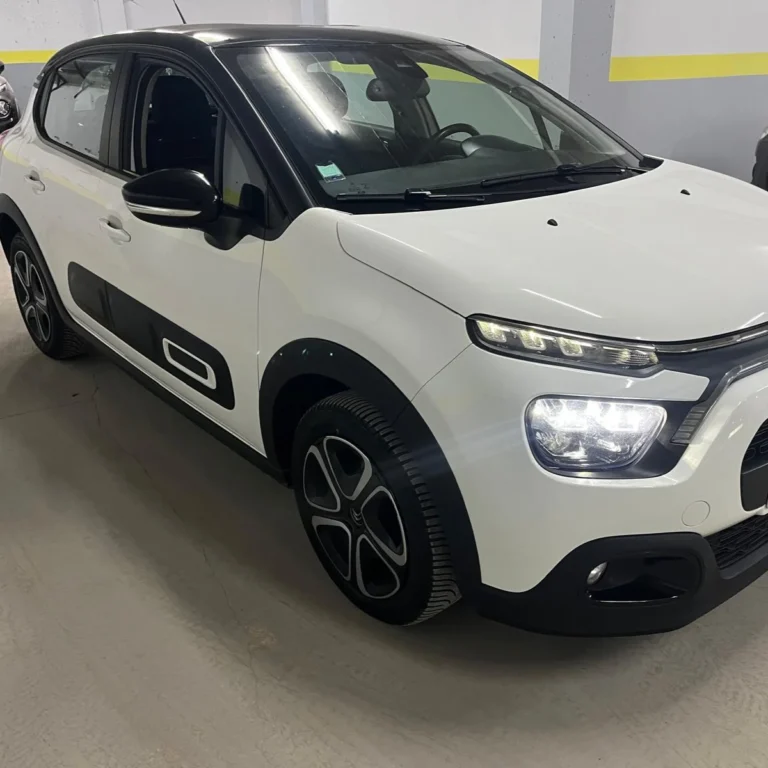 Avant Citroën C3 blanche location voiture France vers Algérie arrivée aéroport