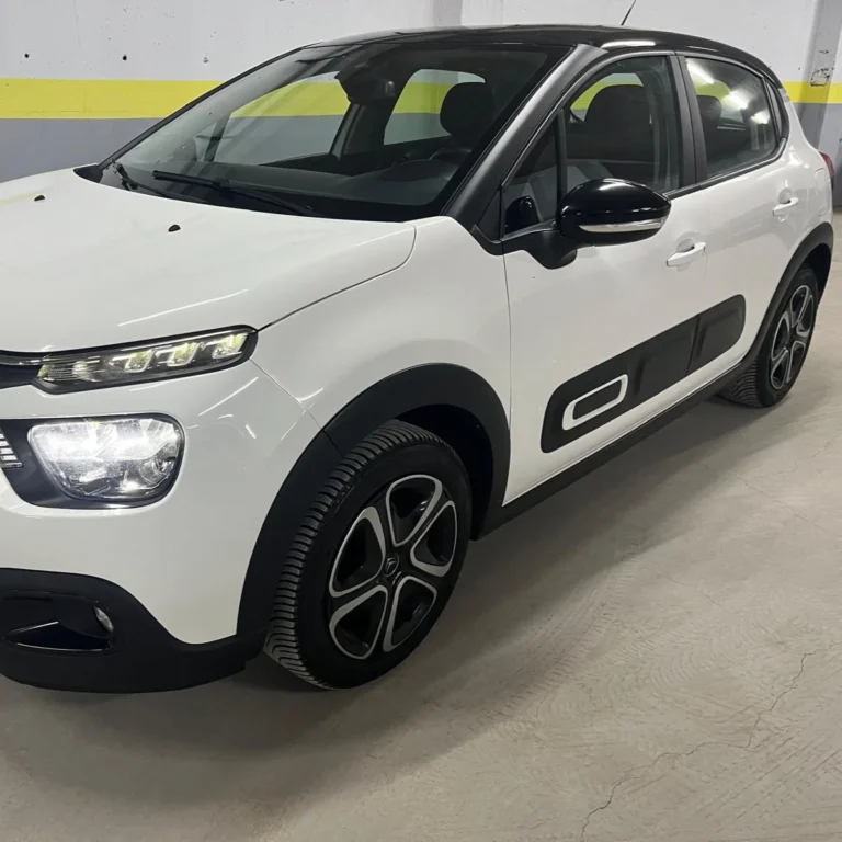 Arrière Citroën C3 blanche location depuis la France arrivée aéroport Algérie