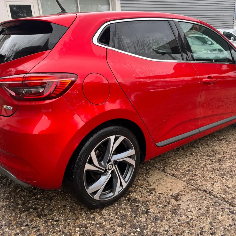 Renault Clio 5 RS Line rouge profil latéral – location voiture aéroport Oran, Alger, Tlemcen, Chlef