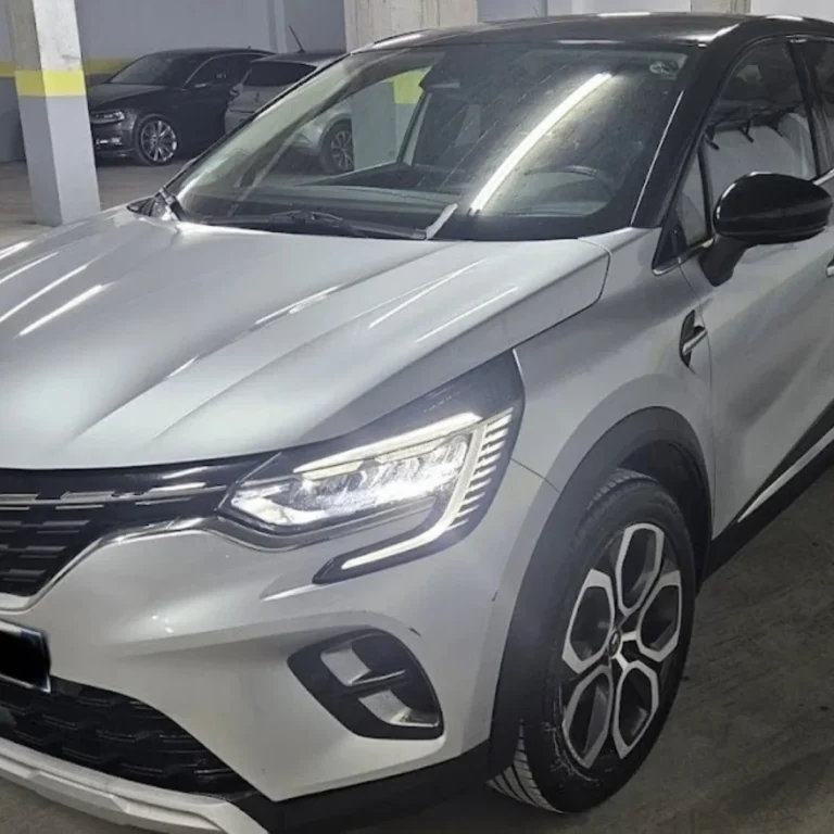 Vue 3/4 avant droite du Renault Captur Intense. Location fiable Oran.