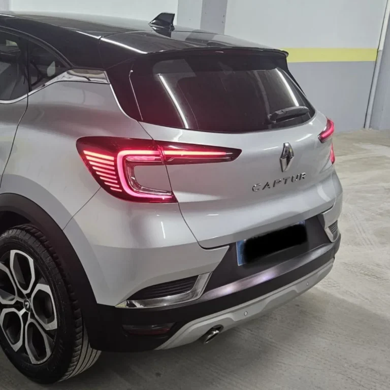 Vue arrière gauche détaillée. Signature lumineuse LED arrière du Captur Intense. Location Tlemcen.
