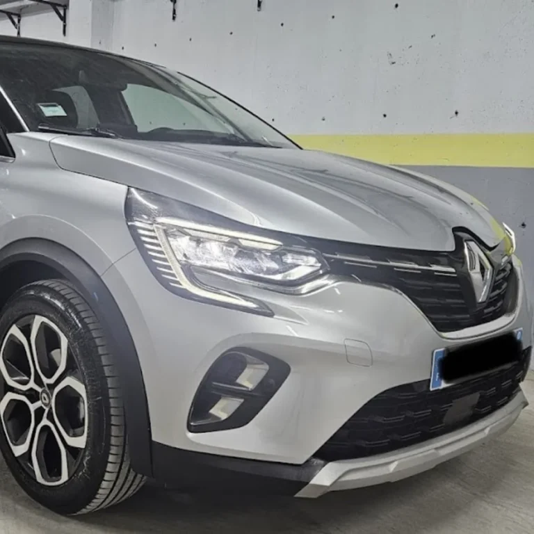 Vue dynamique avant du Renault Captur Intense Gris. Location de voiture Aéroport Alger.