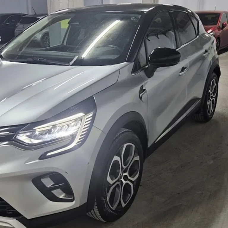 Face avant droite du Captur Intense. Gros plan sur les phares full LED. Location Chlef.