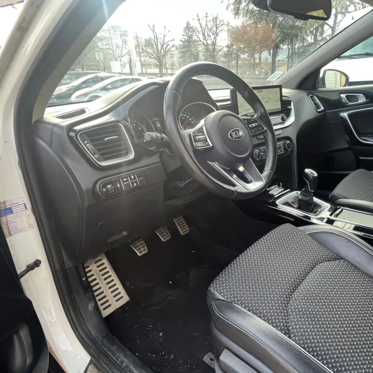 Rangement pratique sous la console centrale et ports de recharge USB du Captur Intense.