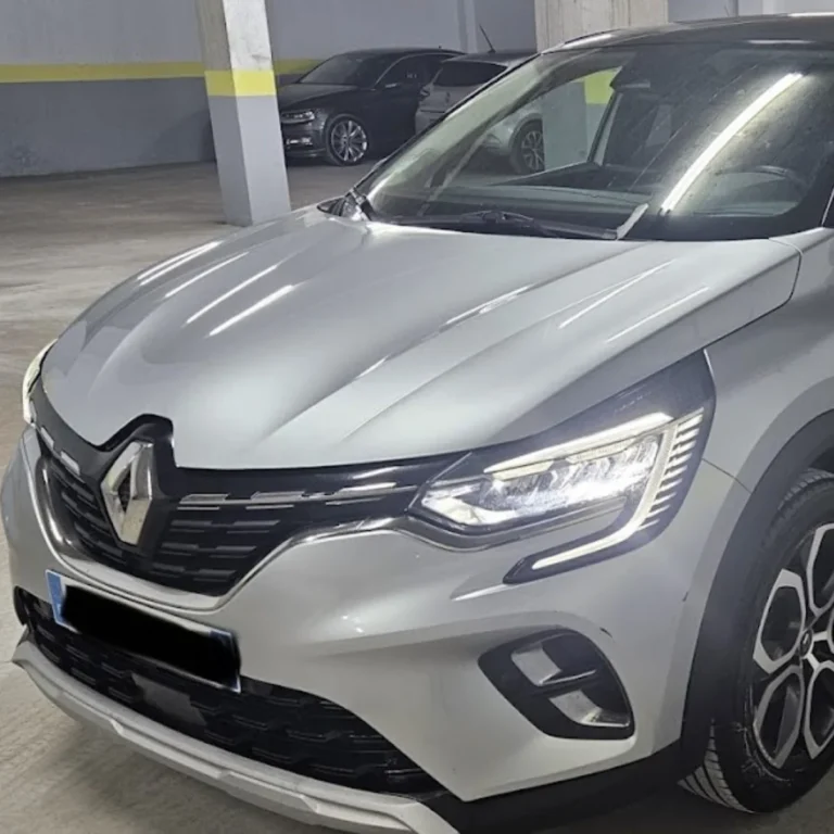 Détail de la calandre et du logo Renault sur le Captur Intense. Location Alger.