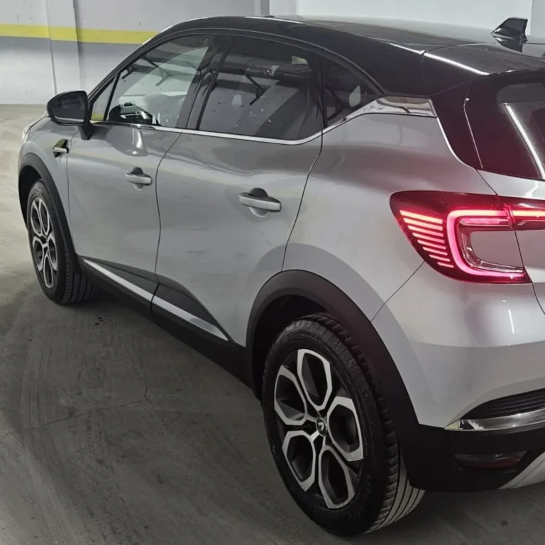 Vue du coffre ouvert du Captur Intense. Capacité de chargement maximale. Location Chlef.