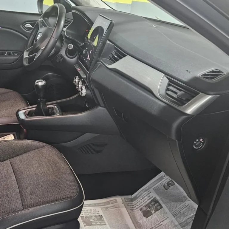 Contre-porte avant gauche du Captur Intense avec finition chromée et rangements. Location Chlef.