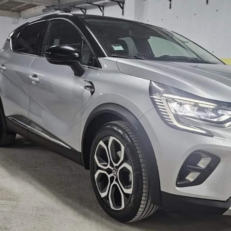 Détail rapproché des phares en C et de la jante du Captur Intense. Location Tlemcen.