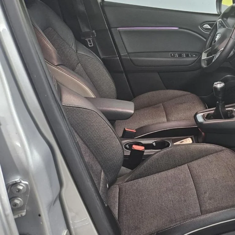 Ambiance intérieure générale du Captur Intense. Location premium Oran.