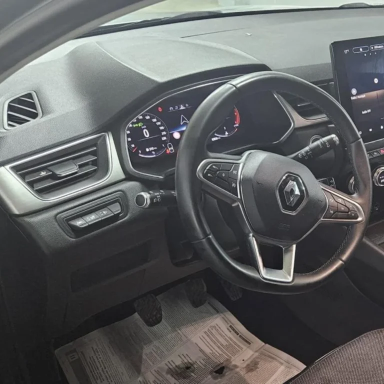 Gros plan sur le siège conducteur, appui-tête et réglages. Ergonomie Captur Intense. Location Tlemcen.