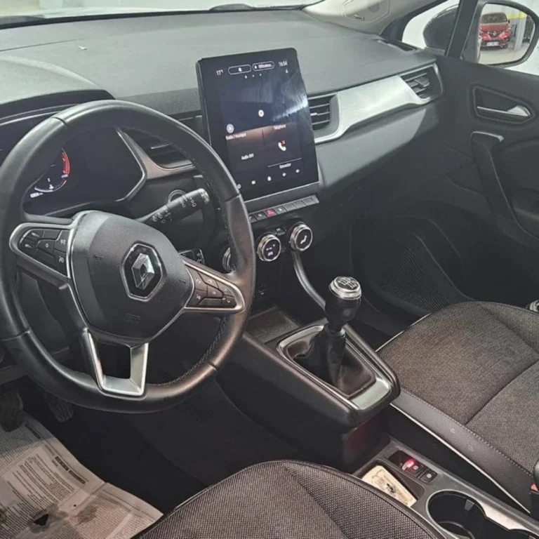 Vue de l'espace passager avant. Planche de bord du Captur Intense. Location Alger.