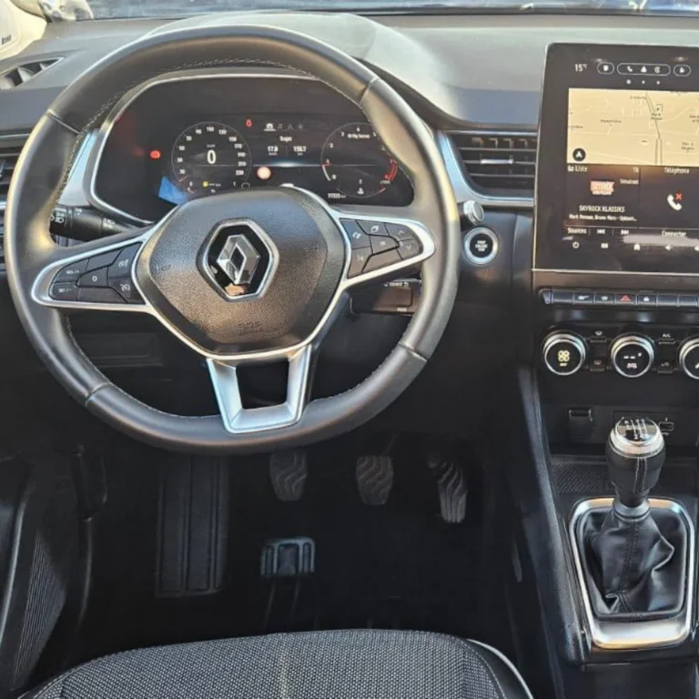 Tableau de bord numérique (Digital Cockpit) du Captur Intense. Affichage clair. Location Alger.