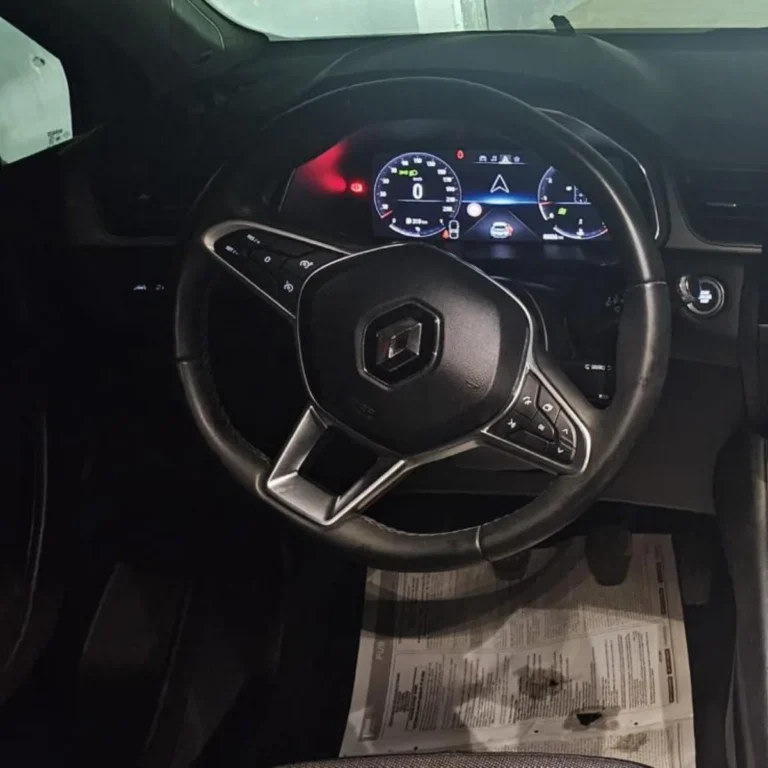 Poste de conduite et tableau de bord numérique du Captur Intense. Location Aéroport Alger.