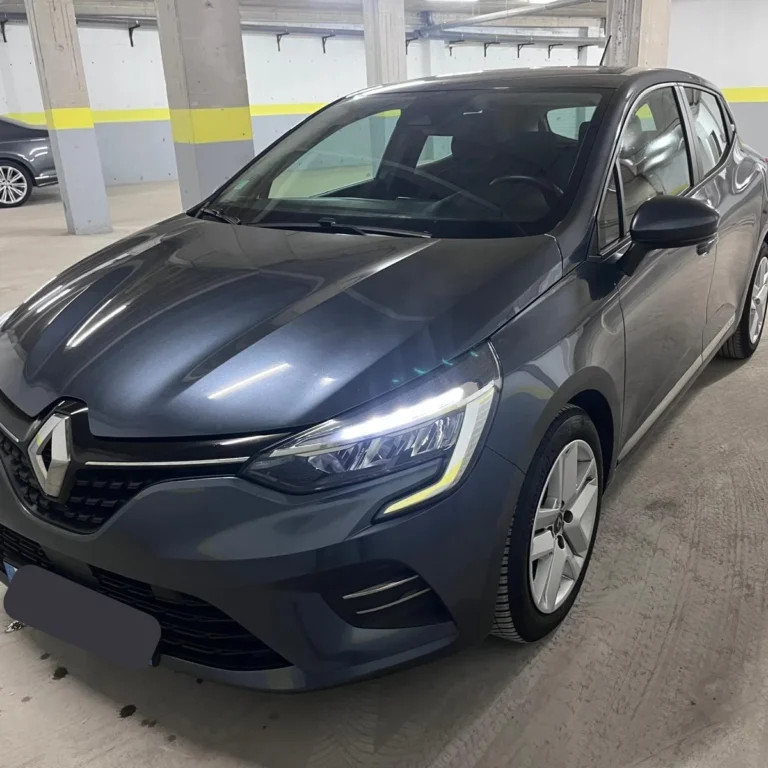 Clio 5 90ch grise de face. faible consommation d'essence pour longs trajets