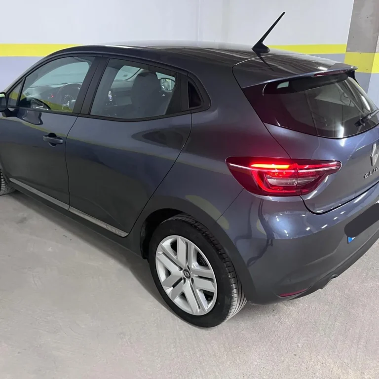 Vue arrière Clio Grise 2021 : prix sans surprise pour location à Chlef