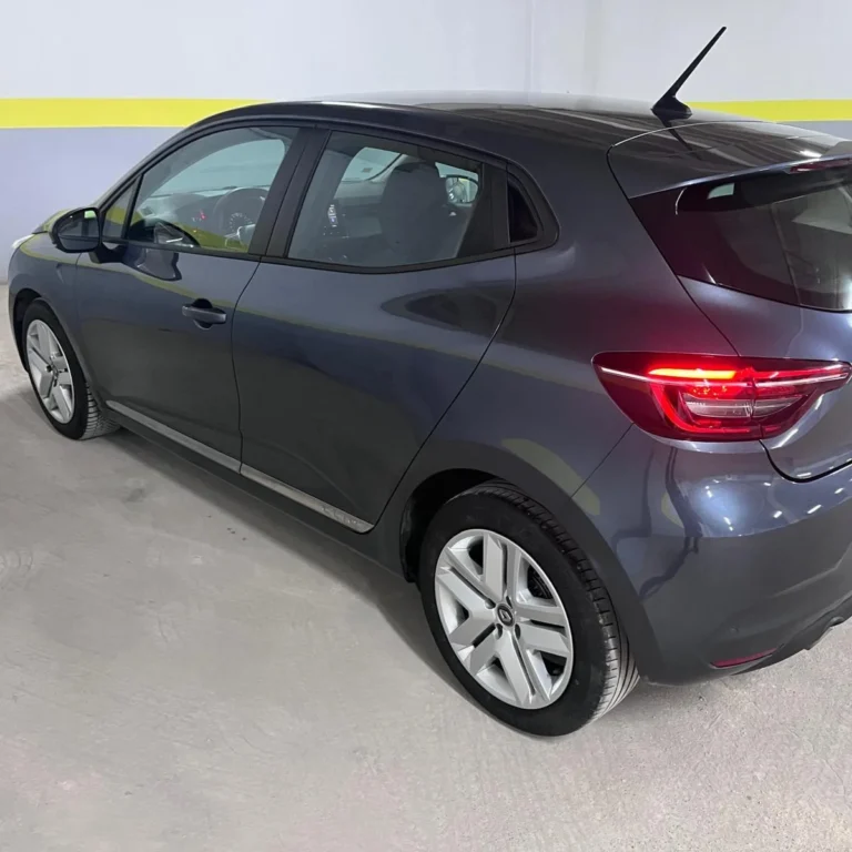 Vue arrière Clio Grise 2021 : prix sans surprise pour location à Chlef
