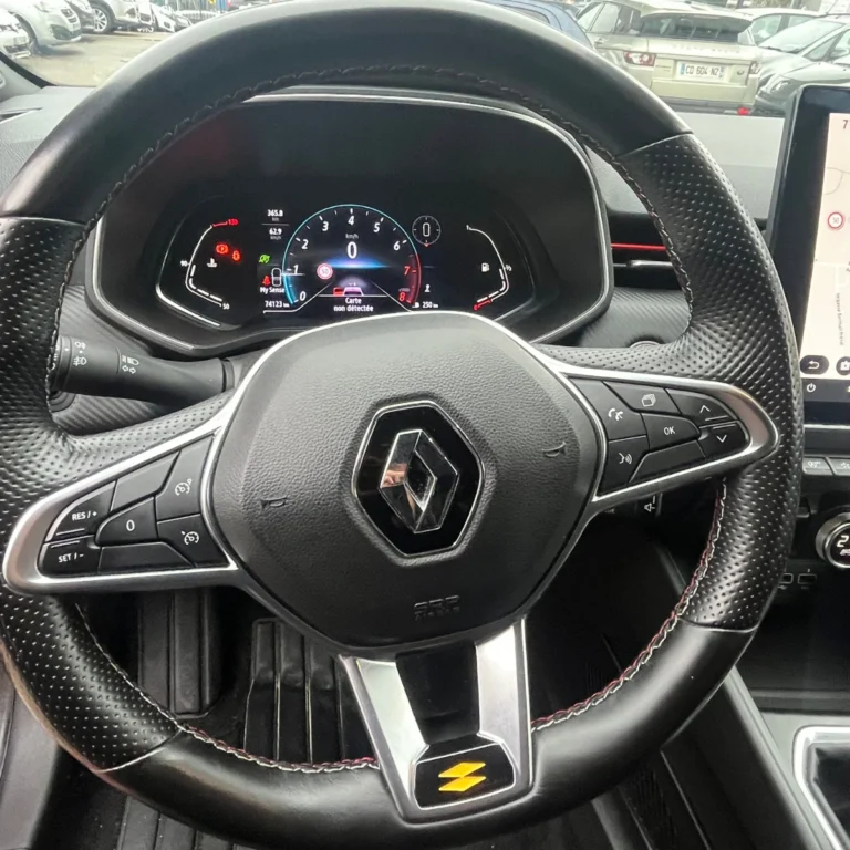 Volant sport RS Line Renault Clio 5 – location voiture connectée Algérie